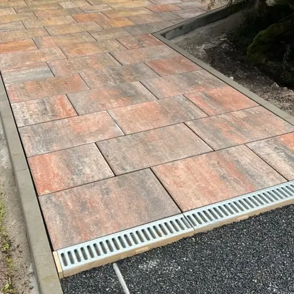 gr-gartenbau-kassel-pflasterarbeiten-herbstlaub